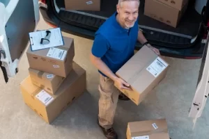 optimized-CourierWithVan_WEB Worker delivering packages